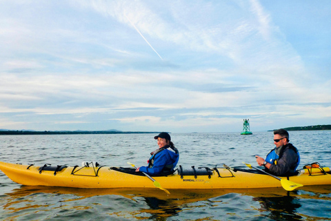Wycieczka kajakiem morskim o zachodzie słońca w Quebec City z Mapple WineSpływ kajakowy o zachodzie słońca - spotkanie na wyspie Orleans