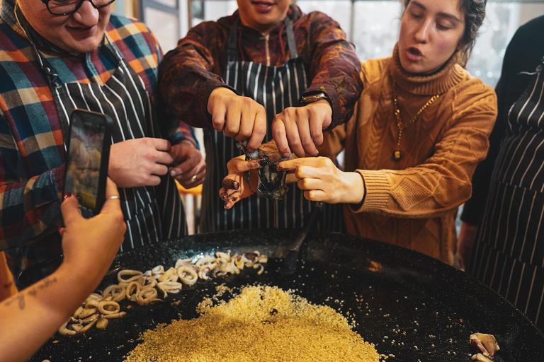 Barcelona: Clase de cocina de paella de marisco y mercado de la Boquería