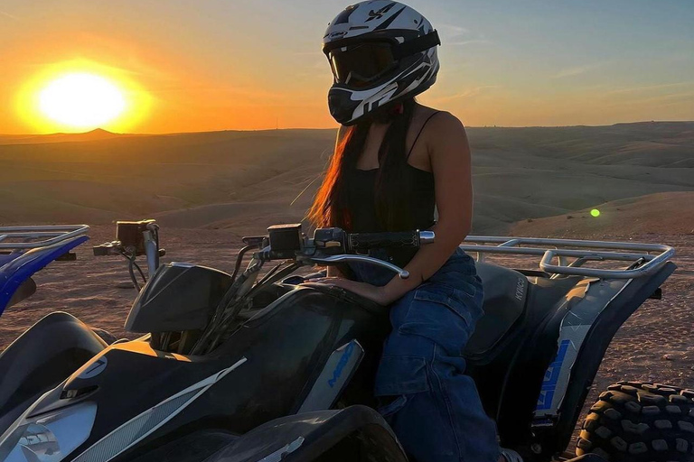 Marrakech: Tour in quad nel deserto di Agafay con cena e spettacolo