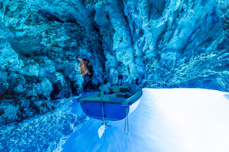 Split o Trogir: excursión de un día en lancha rápida a la cueva Azul, Vis y HvarTour en grupo desde Trogir