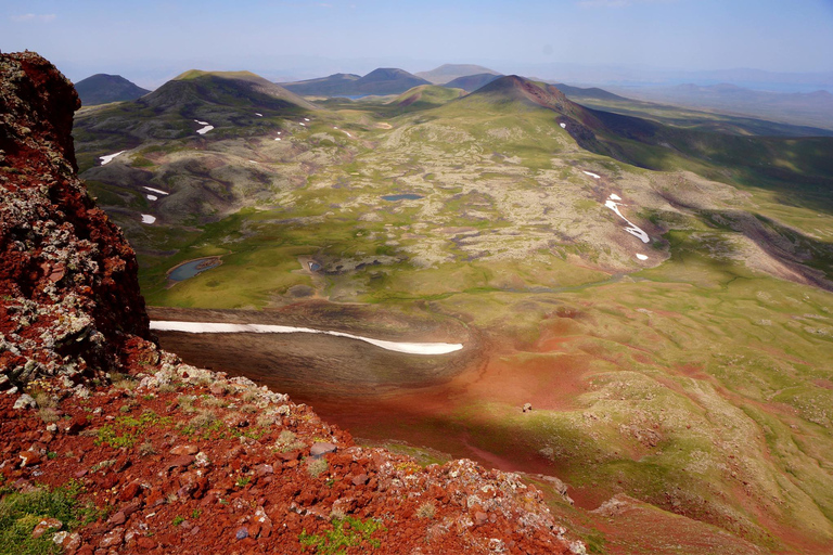 Yerevan: Azhdahak Mountain Hike with Jeep Ride
