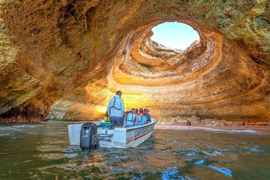 Von Carvoeiro aus: Benagil-Höhlen und Praia da Marinha Bootsfahrt. Foto: GetYourGuide Von Carvoeiro aus: Benagil-Höhlen und Praia da Marinha Bootsfahrt. Foto: GetYourGuide