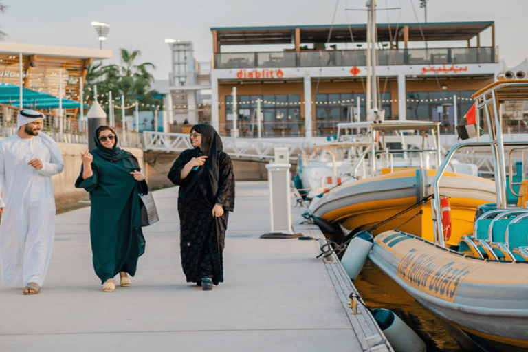 Abu Dhabi: 45 Minutes Yas Island Sightseeing Speedboat Tour Amazing spots,attractions, nature, architectural structures.