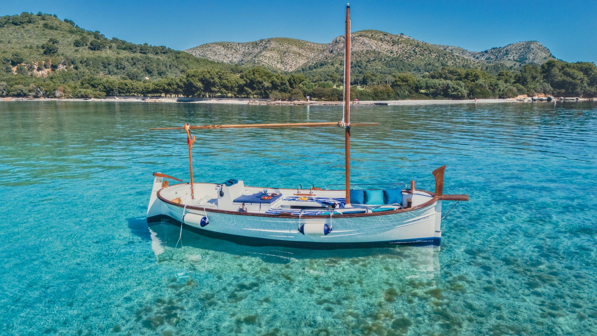 Alcúdia: Private Bootstour. Spanische Tapas und Getränke