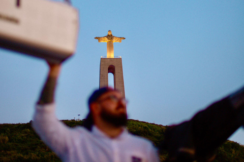 Lisbon: 2H Sunset Boat Cruise Tour with Drinks