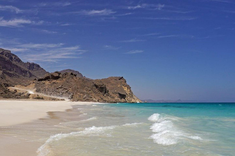 Praia de Fazayah, no Oceano Índico, e Praia de Mughsail