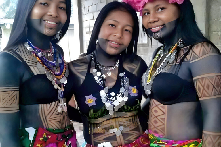 Excursión a la aldea Embera y a la selva tropical de las cataratas con almuerzo y servicio de recogidaRecogida en el Hotel Playa Bonita