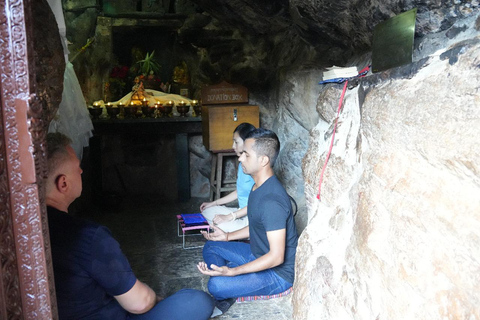 Katmandu: Wycieczka do klasztoru Pharping (jaskinia Asura i Yangleshö)