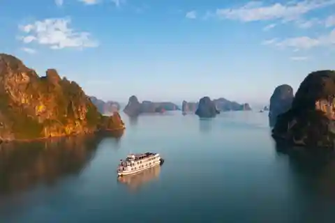 Hanói: Crucero de 3 días por Ninh Binh y la Bahía de Ha Long 04 Stars Cruises