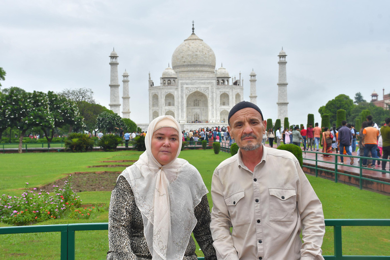 Van Agra: lokale Agra-tour met vervoer en gidsTour met auto + gids + toegangskaarten + lunch