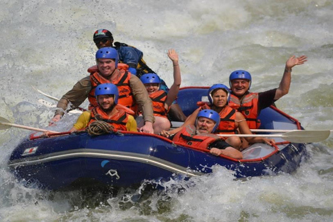 Tour di 2 giorni con rafting sullo Zambesi, safari con rinoceronti e Parco Nazionale di Chobe2 giorni di rafting sul fiume Zambesi, safari alla ricerca dei rinoceronti e tour del P