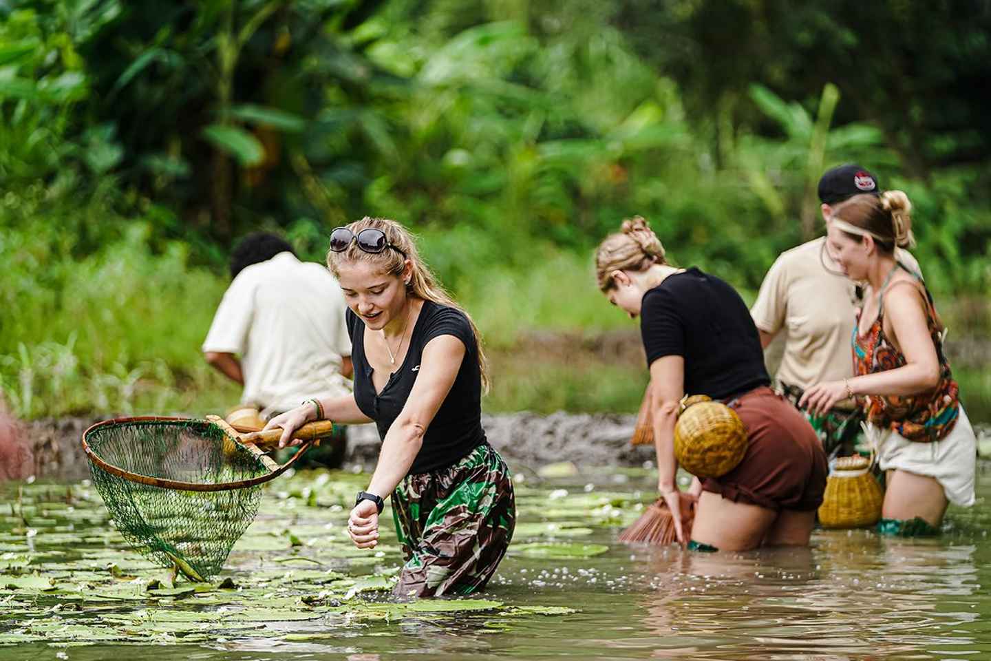 Ninh Binh: Rice planting and fishing by basket tour