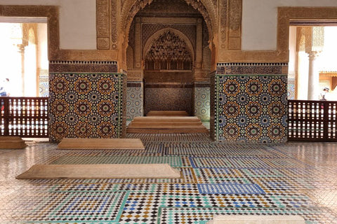 Marrakech arv: Saadiska gravar, Bahia Palace &amp; Medina TourDelad tur från mötesplats (utan inträdesbiljetter)