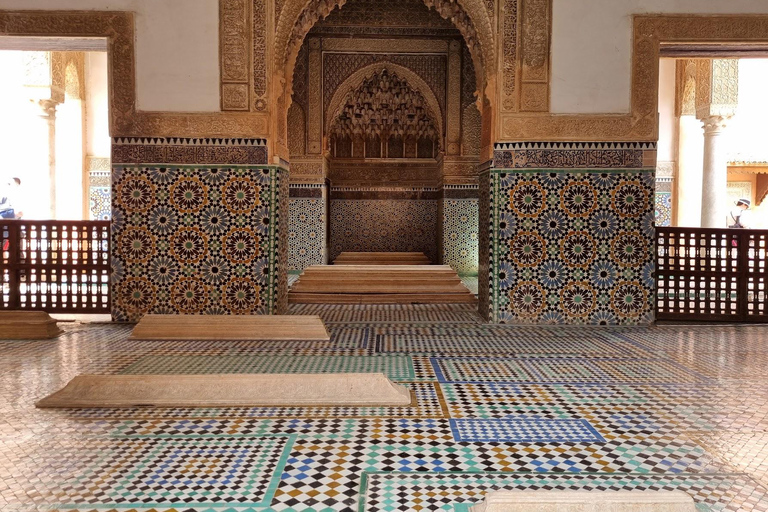 Marrakech arv: Saadiska gravar, Bahia Palace &amp; Medina TourDelad tur från mötesplats (utan inträdesbiljetter)