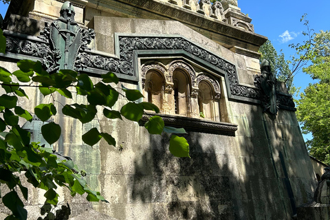 Bucharest: Bellu Cemetery Walking Tour with Guide