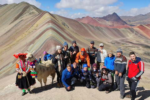 Cusco : Journée guidée avec repas dans la montagne de l&#039;arc-en-ciel et la vallée rouge