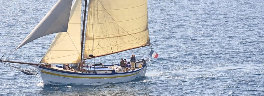 Marseille : Croisière en voilier dans les calanques, déjeuner et vin