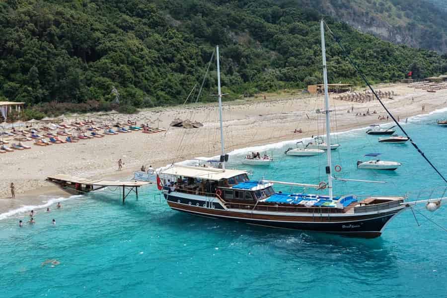 Saranda: Luxuriöse Yacht-Tour nach Kroreza, Kakome und zur Schildkrötenhöhle. Foto: GetYourGuide Saranda: Luxuriöse Yacht-Tour nach Kroreza, Kakome und zur Schildkrötenhöhle. Foto: GetYourGuide
