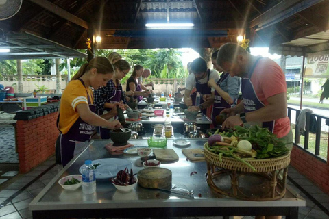 Krabi: Kookles bij Thai Charm Kookschool met MaaltijdKrabi: kookles bij Thai Charm Cooking School met maaltijd