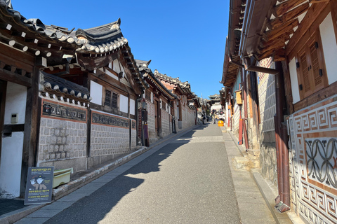 Walking through the heart of Seoul. Tour in Spanish