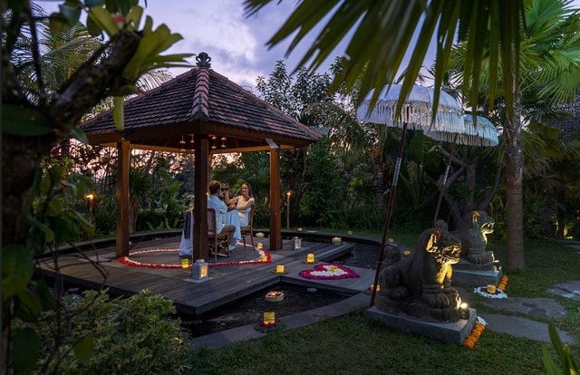 Ubud: Romantic Dinner by the Fish Pond at Adiwana Unagi