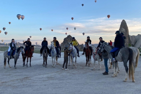 Randonnée à cheval au coucher du soleil en CappadoceRandonnée à cheval au coucher du soleil
