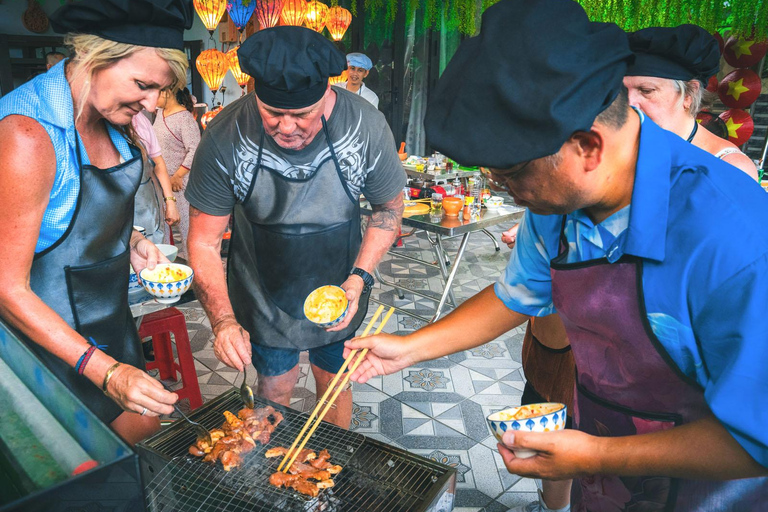 Da Nang: Corso di cucina e crociera sul fiume Han con trasferimentoHoi An ritiro+ritorno Vietn. Corso di cucina + mercato + crociera