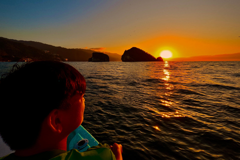Excursion en bateau au coucher du soleil et à la découverte des bioluminescences aux îles Los Arcos