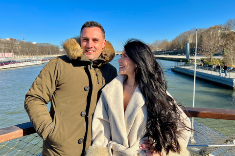 Paris: Day or Evening River Cruise with Musical Ambiance Paris: Evening River Cruise with Musical Ambiance & Postcard