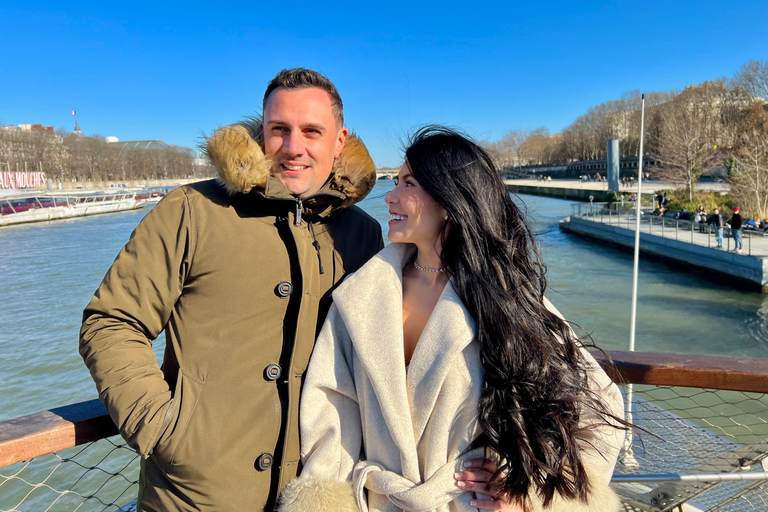 Paris: Day or Evening River Cruise with Musical Ambiance Paris: Evening River Cruise with Musical Ambiance & Postcard