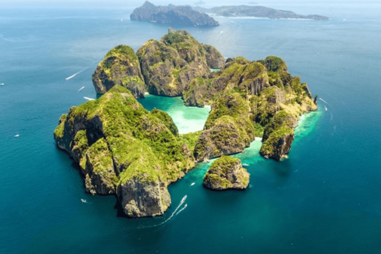 Phuket: Passeio de lancha ou catamarã pelas ilhas Phi Phi e KhaiPhuket: Passeio de catamarã pelas ilhas Phi Phi e Khai