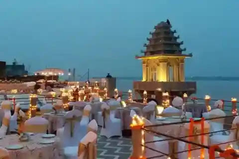 Ganga Ghat Arti com Roof Café próximo ao Ganges