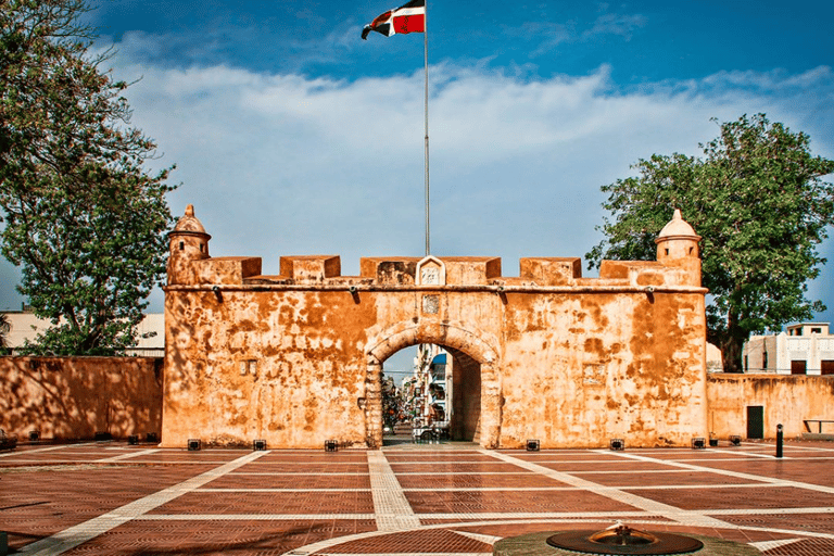 Depuis Punta Cana : Excursions d'une journée à Saint-DomingueDécouvrez l'histoire en une journée : excursion à Saint-Domingue au départ de Pu