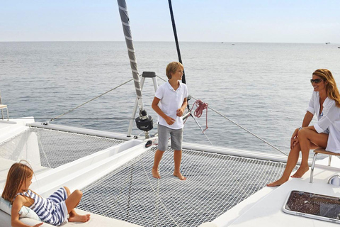 Chania: Crociera privata di un giorno in catamarano con nuoto e pastoChania: crociera privata in catamarano con nuoto e pasto