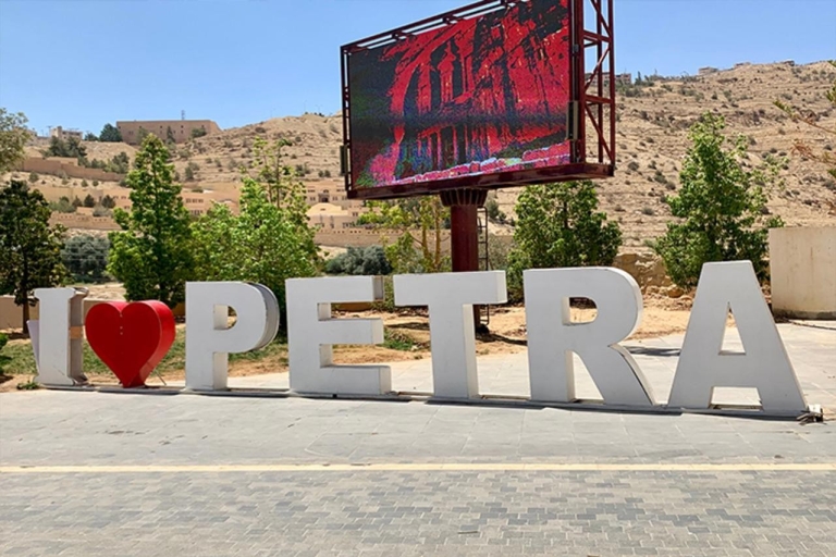 Amman: Petra-dagtrip en stadsbezichtiging met gidsDagtrip naar Petra en sightseeing in de stad met gids en lunch