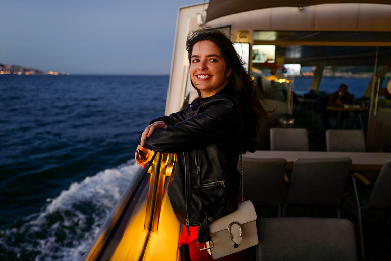 Lisbonne : Croisière sur le Tage au coucher du soleil avec boisson de bienvenueLisbonne : croisière au crépuscule sur le Tage, vin & en-cas