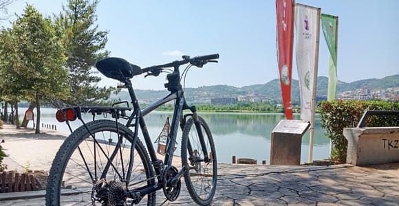 Fahrradtour durch Tirana mit einem ortskundigen Guide