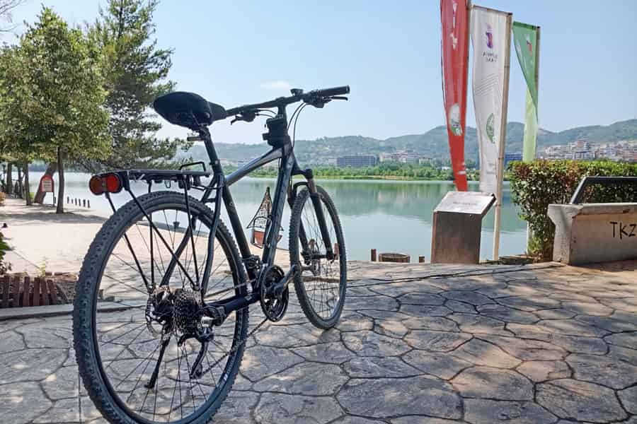 Fahrradtour durch Tirana mit einem ortskundigen Guide. Foto: GetYourGuide Fahrradtour durch Tirana mit einem ortskundigen Guide. Foto: GetYourGuide