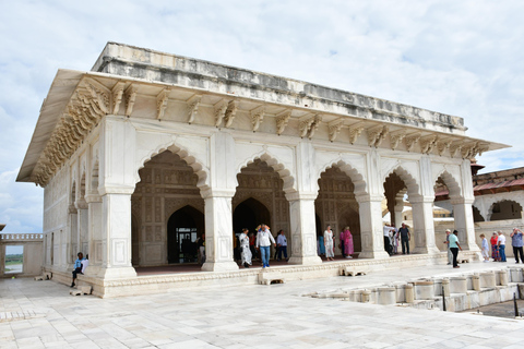 De Deli: Excursão noturna ao Taj Mahal em comboio super-rápidoViagem de ida e volta de comboio com ar condicionado, traslado de ida e volta - Tudo incluído