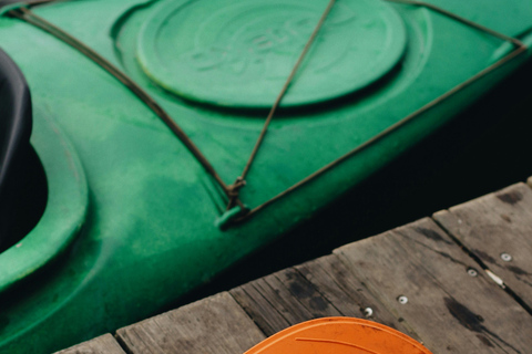 Kajakken bij zonsondergang