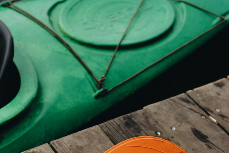 Kajakken bij zonsondergang