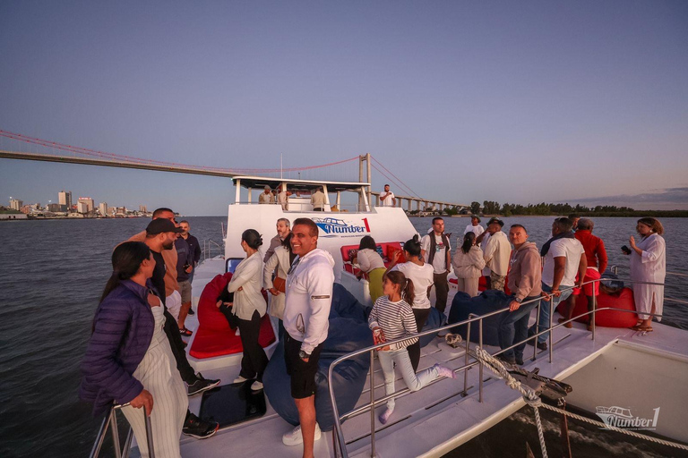 Cruzeiro ao pôr do sol na Baía de Maputo