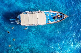 Ischia: Bootsfahrt um die Insel mit neapolitanischem Mittagessen und Schnorcheln