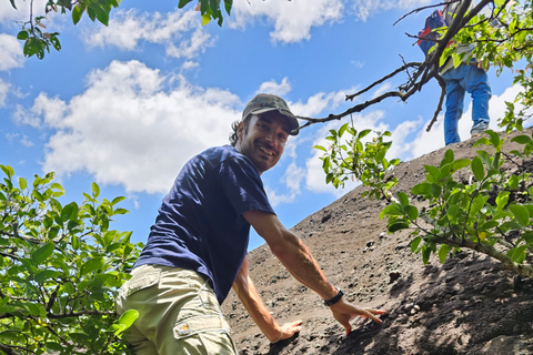 Santuario de My Son y Senderismo de Montaña - PeregrinaciónMi hijo Santuario Viaje de madrugada