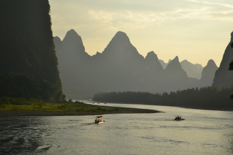 Guilin: Li River Cruise and Xianggong Hill Tour
