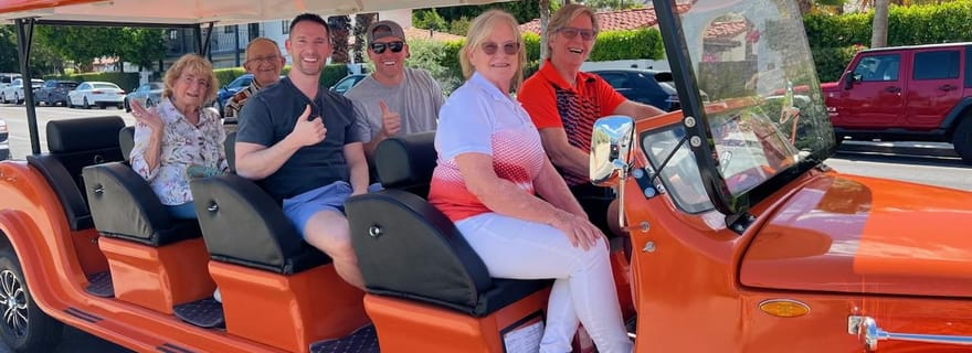 Visite de Palm Springs à bord d'une voiturette de golf ouverte pouvant accueillir 6 personnes.