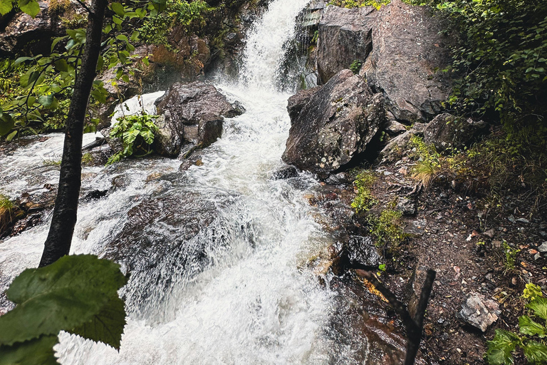 Kazbegi: Gveleti Waterfalls Private Tour with 4x4