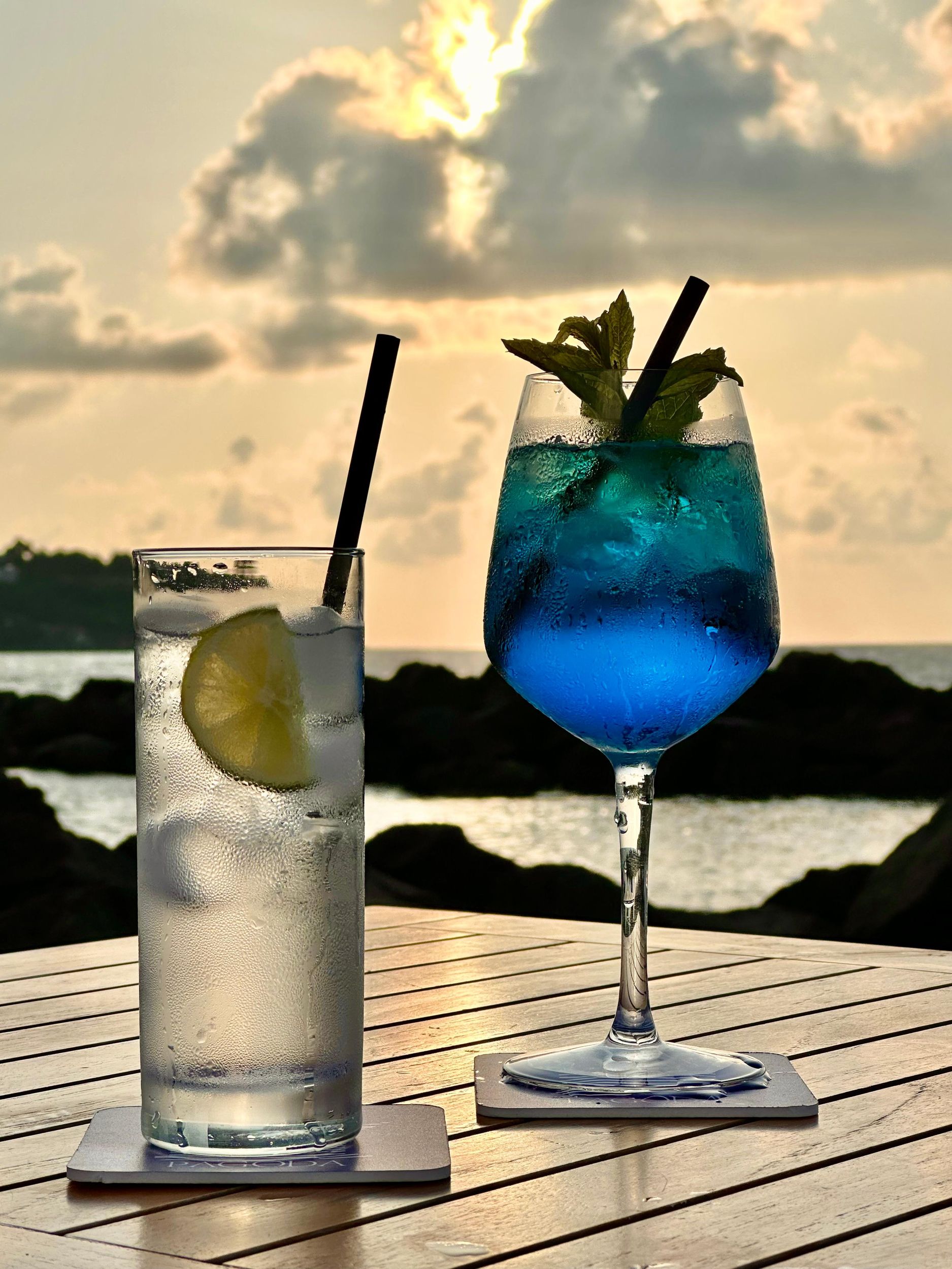 Italienischer Aperitif bei Sonnenuntergang am Meer