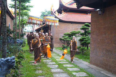 Hanói: salsa de soja, pueblo de los vermicelli y pagoda Thang NghiemTour privado: pueblo de la salsa de soja, pagoda, pueblo del incienso y sombreros