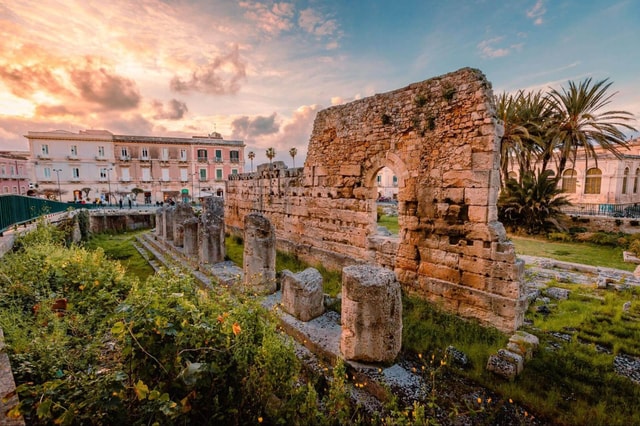 Syracuse: Tour of the island of Ortigia by tuk-tuk (velocipede) with a local guide